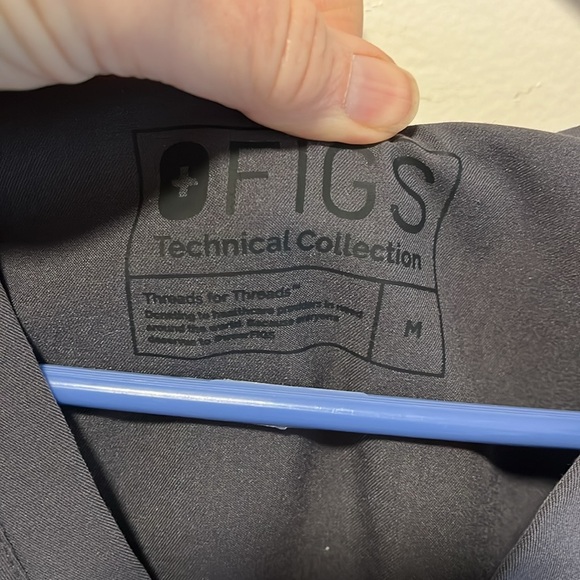 EXCELLENT CONDITION WOMEN’S FIGS CHARCOAL CATARINA ONE-POCKET SCRUB TOP MEDIUM - Picture 6 of 8